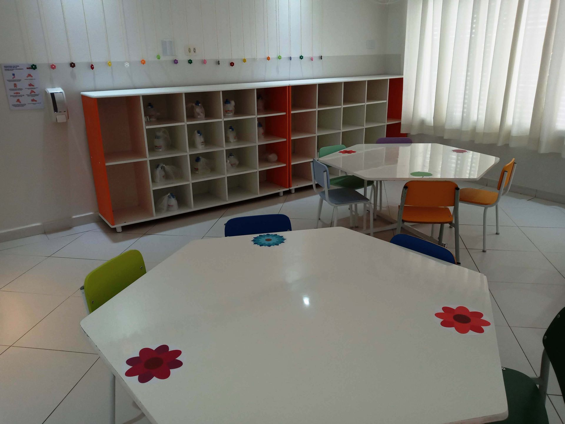 Sala de aula infantil colorida