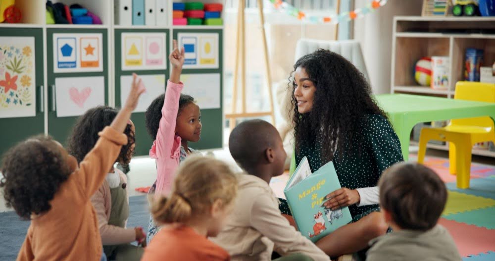 Crianças e professora em uma escola de Educação Infantil