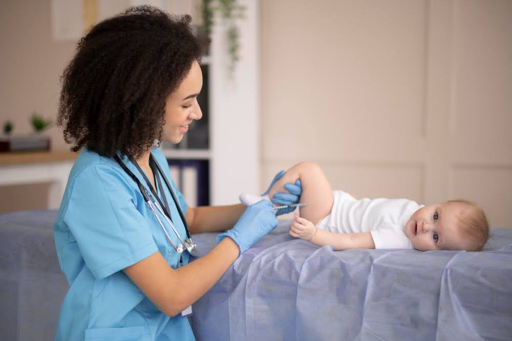 Profissional de fisioterapia infantil realizando atividades com bebê