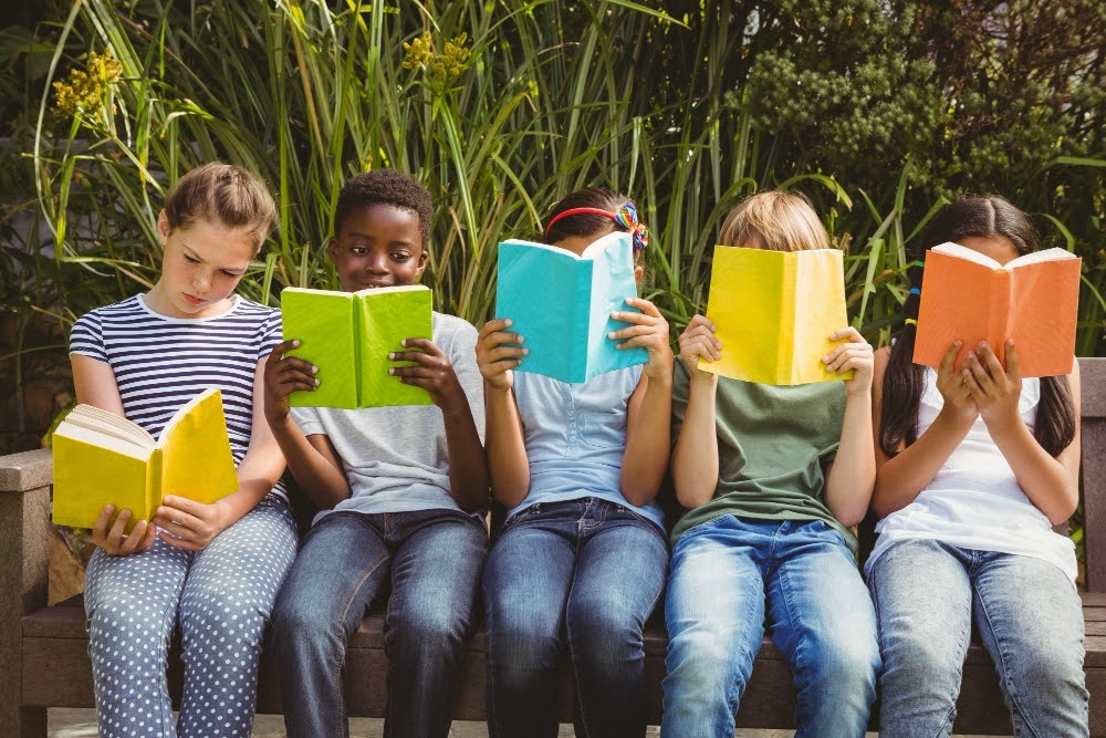 Crianças lendo livros