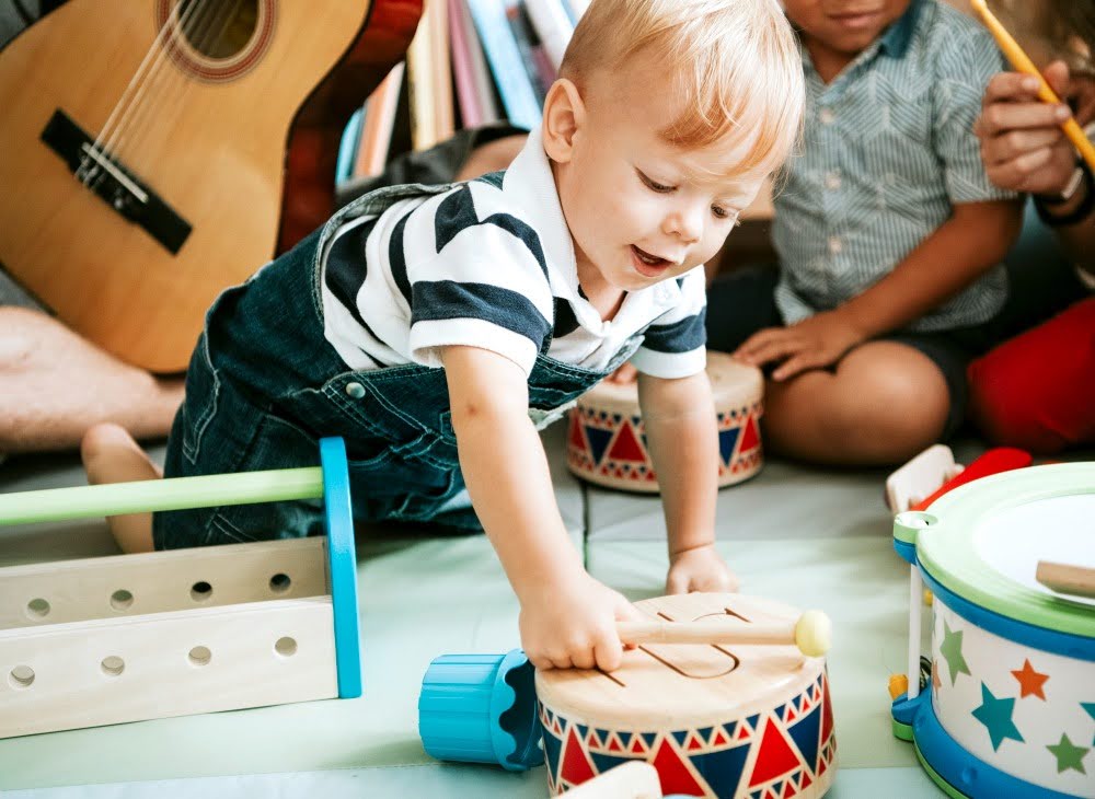 Bebê tendo seu primeiro contato com instrumentos musicais